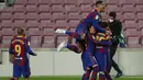 Para pemain Barcelona merayakan gol yang dicetak oleh Ousmane Dembele ke gawang Real Valladolid pada laga Liga Spanyol di Stadion Camp Nou, Selasa (6/4/2021). Barcelona menang dengan skor 1-0. (AP Photo/Joan Monfort)