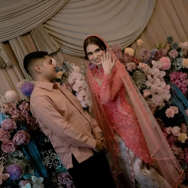 6 Potret Kebaya Lamaran Raisya Bawazier yang Memukau, Nuansa Pink Coral Lembut