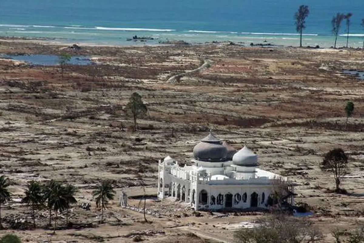 Masjid yang masih berdiri ditempa tsunami di Aceh.
