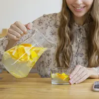 Sahabat Fimela, kalau bosan minum segelas air di pagi hari, lebih  baik yuk,  coba untuk merutinkan minum segelas perasan air lemon karena dapat memberikan manfaat lebih baik bagi kesehatan tubuh. (Foto dok: Freepik/jcomp).