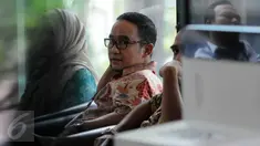 Ketua DPRD Banten, Asep Rahmatullah menunggu di lobi gedung KPK, Jakarta, Selasa (15/12). Asep akan diperiksa sebagai saksi kasus dugaan suap Wakil Ketua DPRD Banten SM Hartono dan Anggota DPRD Banten Tri Satriya Santosa. (Liputan6.com/Helmi Afandi)