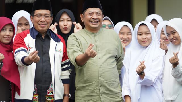 Direktur Jenderal Pendidikan Islam Kementerian Agama RI, Muhammad Ali Ramdhani, bersama para santriwati Pesantren Al-Musaddadiyah Garut, di sela-sela konser Peacesantren di Garut, Sabtu (23/03/2024).