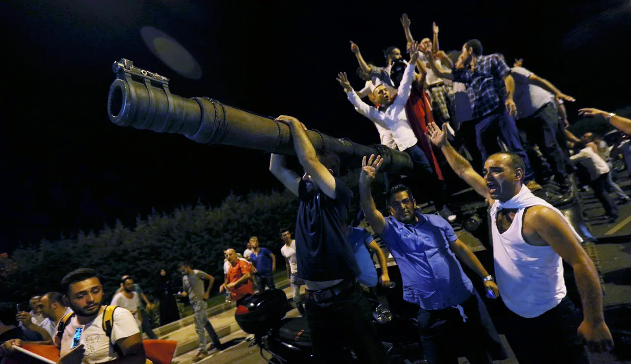 Sejmlah warga menguasai tank di Bandara Internasional Ataturk, Istanbul, Turki, (16/7). Militer Turki melakukan kudeta dan memblokade Jembatan Bosphorus yang menghubungkan Asia dan Eropa. (REUTERS/Huseyin Aldemir)