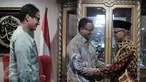  Calon gubernur dan wakil gubernur DKI Jakarta, Anies Baswedan dan Sandiaga Uno disambut Ketua Umum PP Muhamadiyah Haedar Nasir, Jakarta, Senin (17/10). (Liputan6.com/Yoppy Renato)