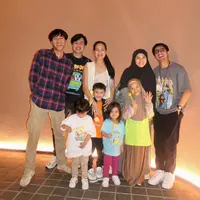 Satu Keluarga Awet Muda, Ini 6 Potret Donna Harun Bersama Anaknya. (Foto: Instagram/donnaharunofficial)