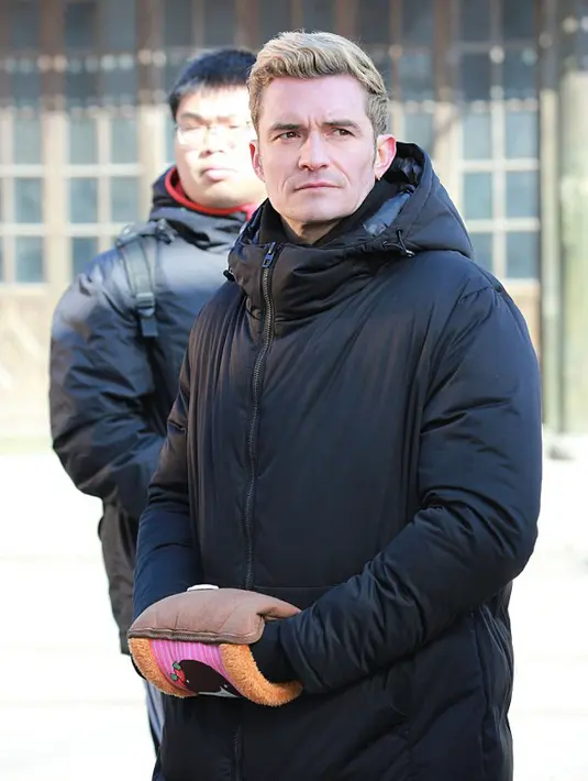 Namun saat gilirannya tiba, Bloom berlaga di depan kamera dengan mengenakan jaket kulit hitamnya dan melepas sarung penghangatnya itu. (doc.dailymail.com)