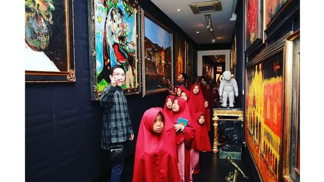 7 Potret Rumah Bos ANTV Otis Hahijary, Megah Bak Istana dan Penuh Lukisan