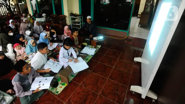 Isi Ramadhan, Anak-Anak Belajar Mengaji dan Bahasa Arab di Teras Rumah Warga