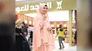 Saat menjalankan ibadah umrah, Kartika Putri tampil cantik dengan mengenakan busana berwarna merah muda. (foto: instagram.com/kartikaputriworld)