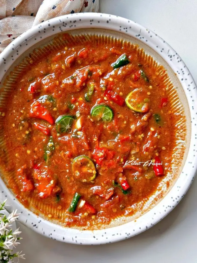 Sambal terasi yang disajikan di dalam cobek lengkap dengan irisan jeruk