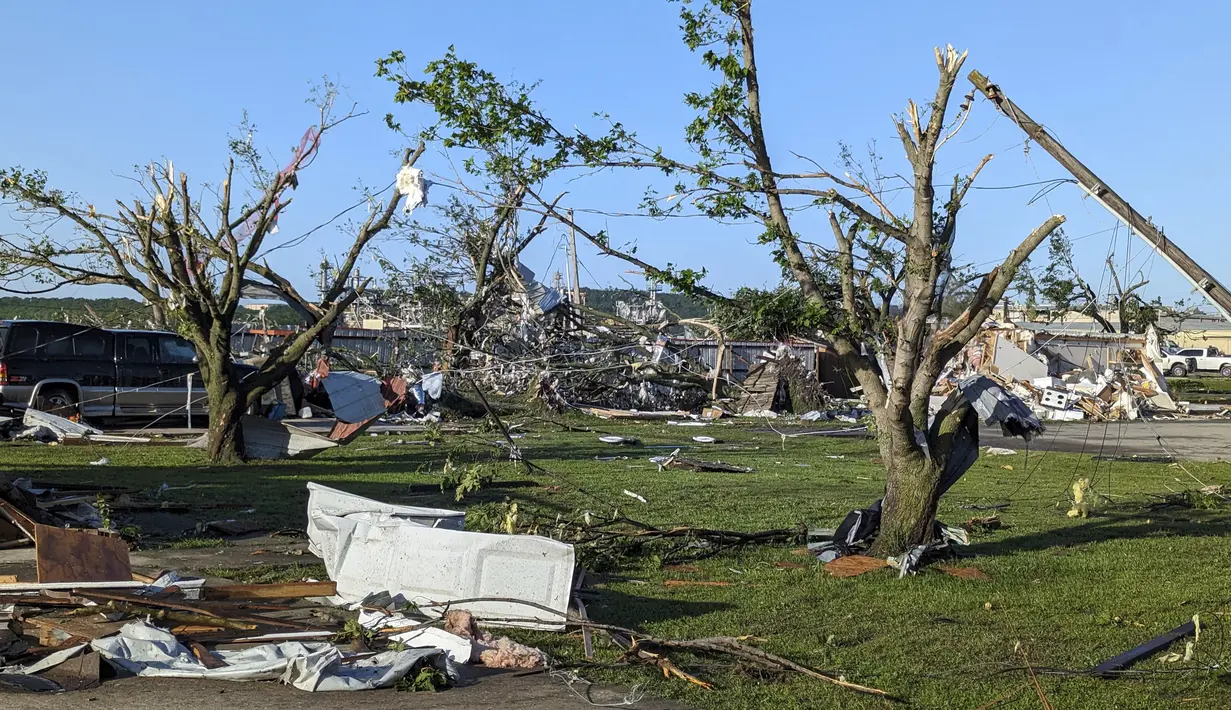 Foto yang disediakan oleh Kantor Sheriff Osage County menunjukkan kerusakan akibat badai di Barnsdall, Oklahoma, Selasa (7/5/2024). (Gary Upton/Osage County Sheriff's Office via AP)