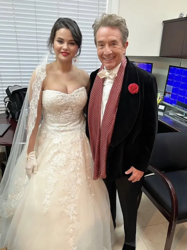 Pesona Selena Gomez mengenakan gaun pernikahan, credit: Instagram/ (@selenagomez)