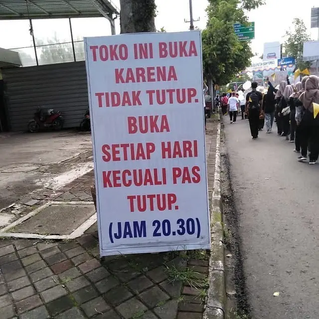 8 Potret Tulisan di Spanduk Jualan Ini Kocak Banget, Enggak Habis Pikir