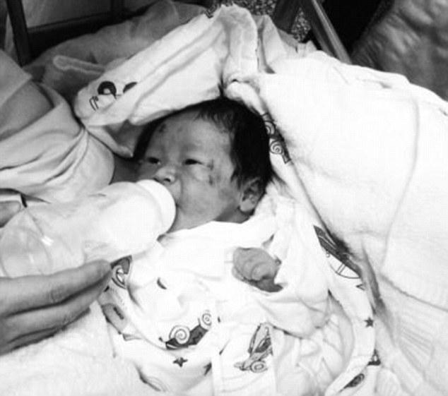 Lahir saat orang tua meregang nyawa | Photo copyright Dailymail.co.uk
