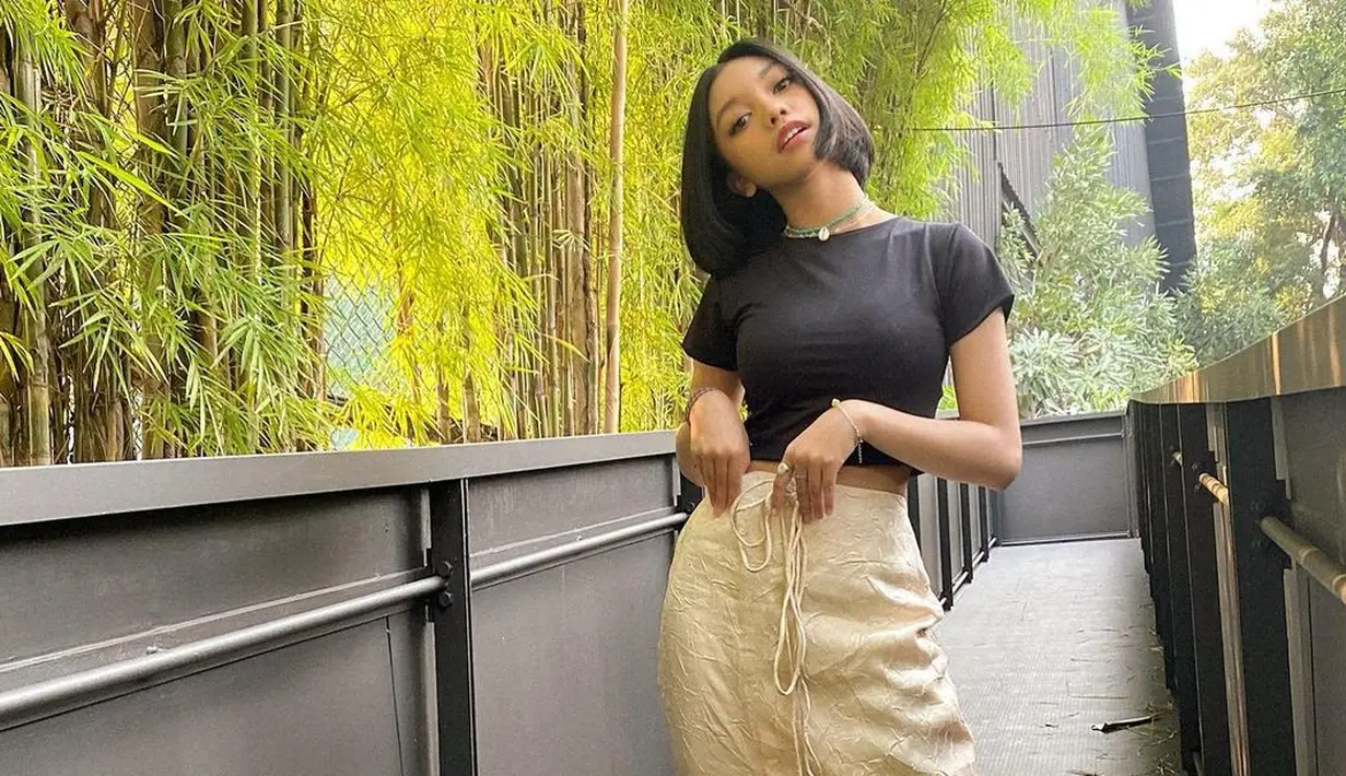 Tampilannya tak pernah membosankan, dan selalu sempurna di segala suasana.  (Foto: Instagram/ Naura Ayu).