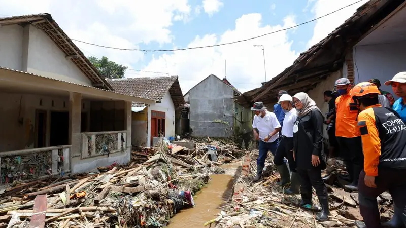 Ipuk saat meninjau lokasi banjir di Banyuwangi. (Hermawan/Liputan6.com)