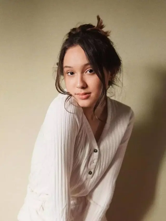 Pamer Wajah Berjerawat, Ini 7 Potret Yasmin Napper dengan Makeup Natural