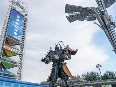 Model robot di area pameran outdoor di dekat China National Convention Center, lokasi penyelenggaraan Pameran Perdagangan Jasa Internasional China (China International Fair for Trade in Services/CIFTIS), di Beijing Olympic Park di Beijing, ibu kota China (1/9/2020). (Xinhua/Peng Ziyang)