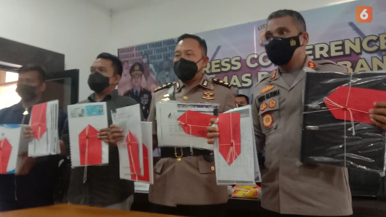Polda Banten Ungkap Korupsi Dana CSR BUMN Untuk Karaoke Dan Hiburan. (Kamis, 04/11/2021). (Liputan6.com/Yandhi Deslatama).