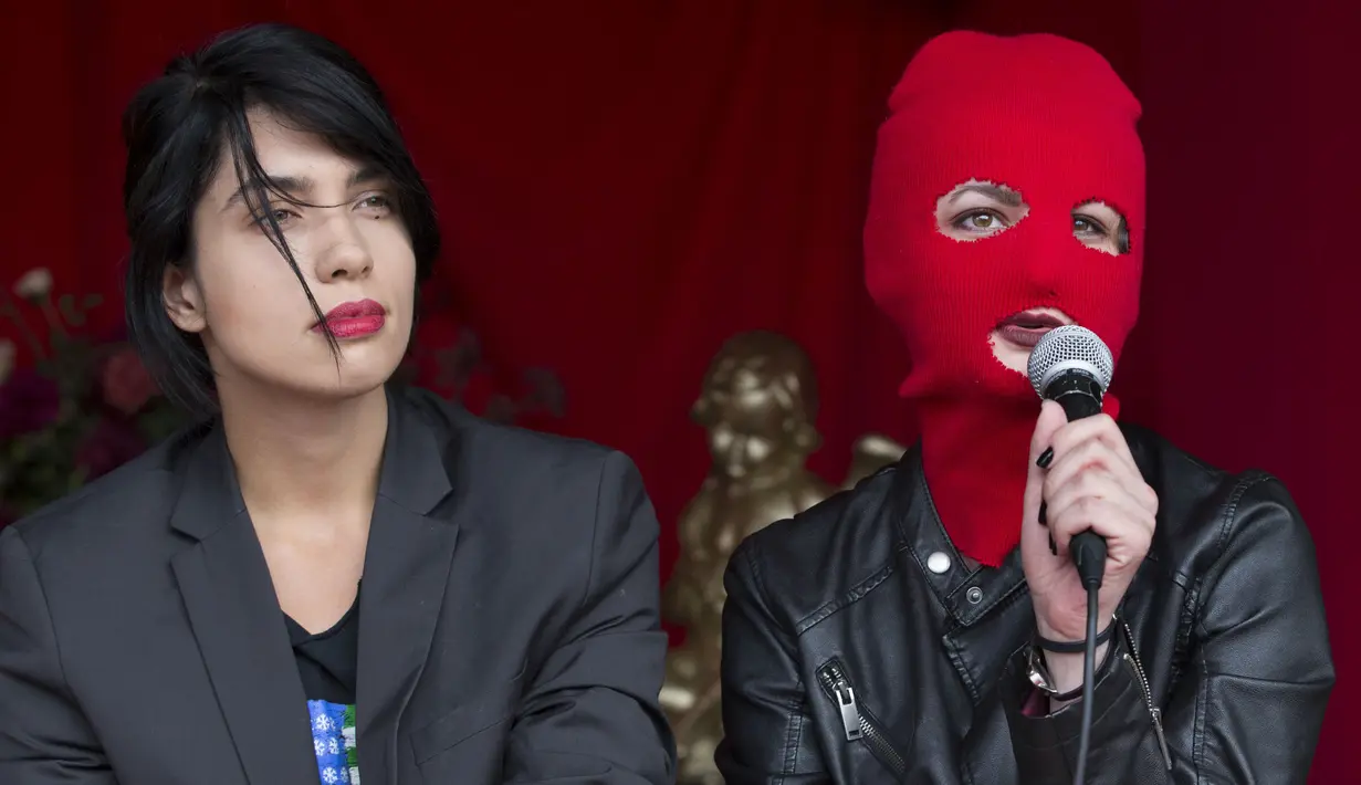 Musisi Nadya Tolokonnikova (kiri) dan Sacha Adler (kanan) dari group band punk Pussy Riot memberikan keterangan pers pada festival musik Belanda Zwarte Cross, Lichtenvoorde, (23/7). (AFP PHOTO / ANP / Vincent Jannink)