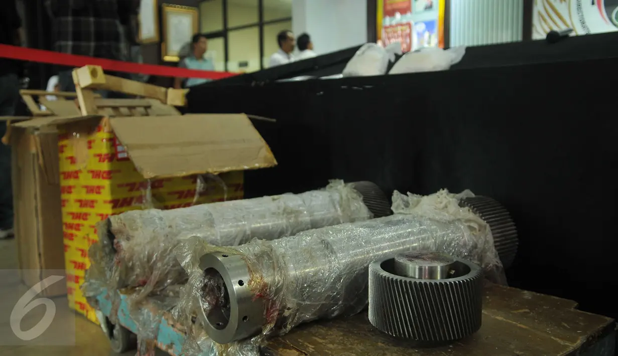 Barang bukti dalam rilis kasus sindikat narkotika jenis sabu Internasional di Jakarta, Senin (18/4). Petugas menangkap 4 WNA dengan modus memasukan kedalam tabung besi dan dimasukan kedalam case kayu yang berisi ikan asin. (Liputan6.com/Gempur M Surya)