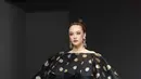 Para model memeragakan busana fesyen The Rizkianto pada panggung gelaran mode Jakarta Fashion Week (JFW) 2026 di City Hall, Pondok Indah Mall 3, Jakarta, Rabu (29/10/2025). (Kapanlagi.com/Budy Santoso)