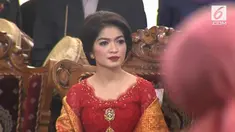 Istri Gibran Rakabuming Raka, Selvi Ananda (tengah) saat menghadiri prosesi adat pernikahan Kahiyang Ayu dan Bobby Nasution di Bukit Hijau Regency Taman Setia Budi (BHR Tasbi), Medan, Sabtu (25/11). (Liputan6.com/Vidio)