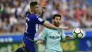 Striker Barcelona, Lionel Messi, duel udara dengan pemain Alaves, Carlos Vigaray, pada laga La Liga di Stadion Mendizorrotza, Sabtu (26/8/2017). Barcelona menang 2-0 atas Alaves. (AP/Alvaro Barrientos)