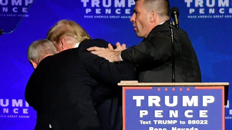 Secret Service 'Selamatkan' Trump Saat Sedang Kampanye, Ada Apa?