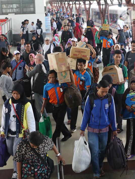 Penumpang membawa barang bawaannya berjalan menuju pintu keluar di Stasiun Senen, Jakarta, Rabu (28/6). Diperkirakan sekitar 22 ribu penumpang akan tiba di Stasiun Pasar Senen pada hari ini, Rabu 28 Juni 2017 atau H+3 lebaran. (Liputan6.com/Angga Yuniar)
