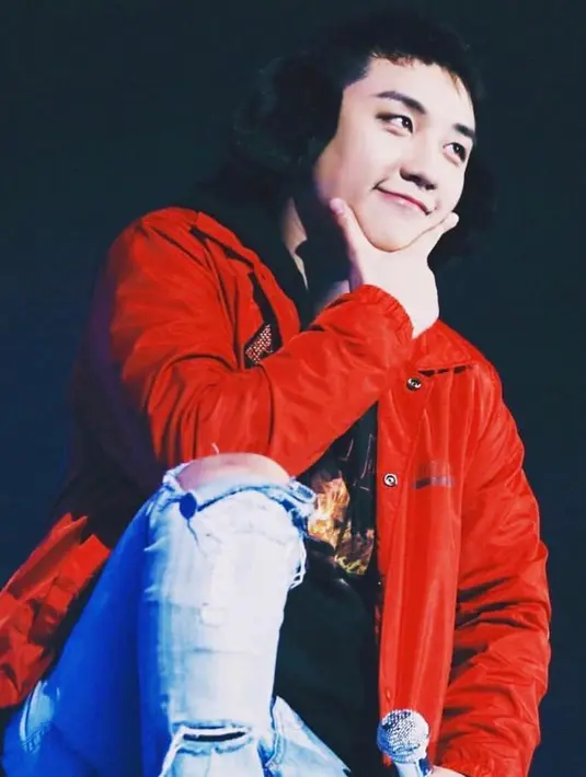 Tanpa ragu, Seungri pun menyebutkan nama seorang gadis. Cowok berwajah tampan itu mengaku dekat seorang gadis saat di pernikahan Taeyang. (Foto: instagram.com/seungriseyo)