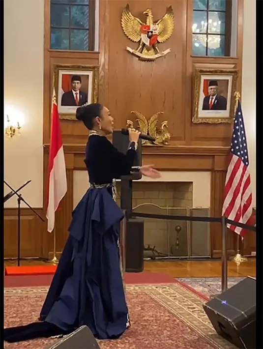 Selain KJRI, Yuni Shara juga berkesempatan tampil di Dubes RI di Washington. Penampilan Yuni kali ini berbeda. [Instagram/yunishara36]
