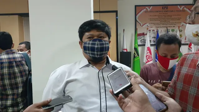 Komisioner KPU Kota Tangerang Selatan Muhamad Mujahid Zein Saat Bertugas.