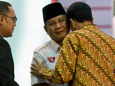 Dua calon Presiden Indonesia, Prabowo Subianto dari Partai Gerindra dan Joko Widodo (Jokowi) dari Partai PDIP saling berpelukan seusai sesi debat pilpres 2014 di Jakarta pada 22 Juni 2014. (AFP PHOTO / ROMEO GACAD)