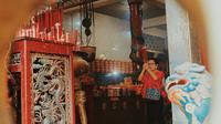 Salah satunya ialah klenteng tertua yang ada di Surabaya. Klenteng ini bernama Hong Tiek Hian yang terletak di  terletak di Jl. Dukuh, di Surabaya Utara, di daerah Pecinan. Selain sebagai tempat ibadah klenteng ini pun menjadi tempat menyelenggarakan pertunjukan wayang. (Liputan6.com/IG/@surabaya)