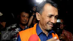 Gubernur Sumatera Utara nonaktif Gatot Pujo Nugroho usai diperiksa di KPK, Jakarta, Jumat (22/1). Gatot diperiksa kembali dalam kasus dugaan pemberian suap kepada Ketua DPRD Sumatera Utara periode 2009-20014 dan 2014-2019. (Liputan6.com/Helmi Afandi)