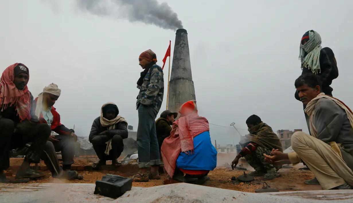 Para migran India beristirahat di sebuah pabrik batu bata di pinggiran Kathmandu, Nepal. Ribuan pekerja migran India datang ke Nepal untuk bekerja di pabrik batu bata. (AP Photo/Niranjan Shrestha)