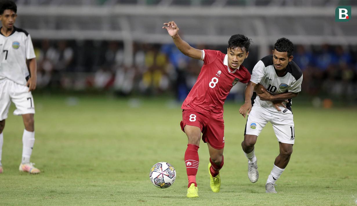 Timnas Indonesia U-20 sedikit menurunkan tempo di sisa waktu babak pertama. Arkhan Fikri dan kawan-kawan mampu menjaga keunggulan dua gol hingga babak pertama usai. (Bola.com/Ikhwan Yanuar)