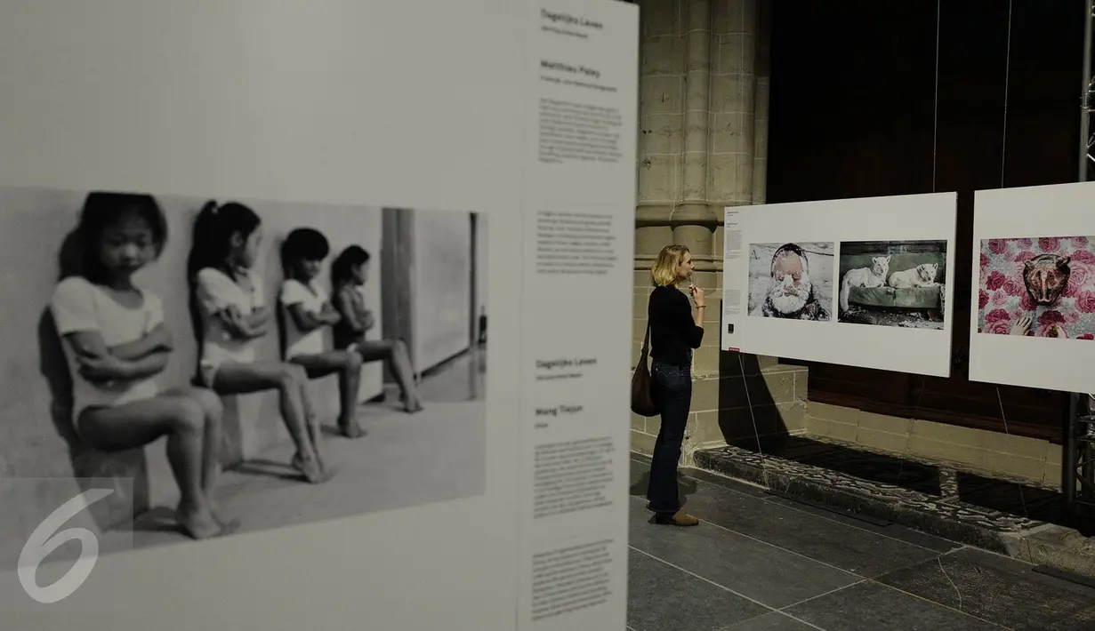 Sejumlah karya yang dipajang dalam pameran World Press Photo Festival 2017 di De Nieuwe Kerk, Amsterdam, Belanda, Jumat (21/4). Karya tersebut merupakan foto peristiwa yang terjadi sepanjang 2016. (Liputan6.com/Immanuel Antonius)