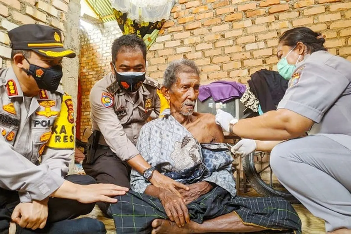 Pemberian vaksin Covid-19 di Pekanbaru oleh petugas medis.