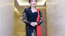 Ayu Ting Ting tampil elegan dan glamor saat memadukan kebaya berpotongan asimetris dan sampiran kain tulle di bahu. Selaras dengan bawahan batik beraksen front slit. (Instagram/ayutingting92).