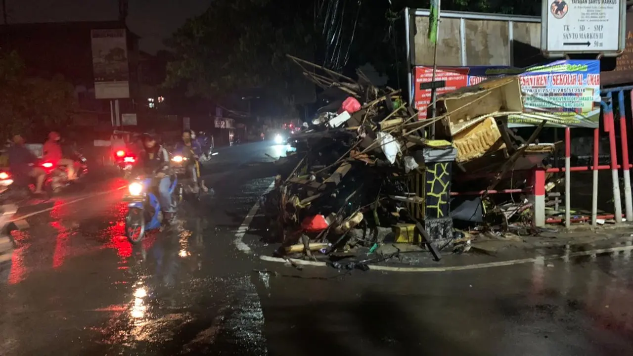 Banjir yang menggenangi jembatan penghubung di jalan raya Pondok Gede, Lubang Buaya, Jakarta Timur (Jaktim) telah surut dan dapat dilalui kendaraan pada Sabtu (20/2/2021) malam.
