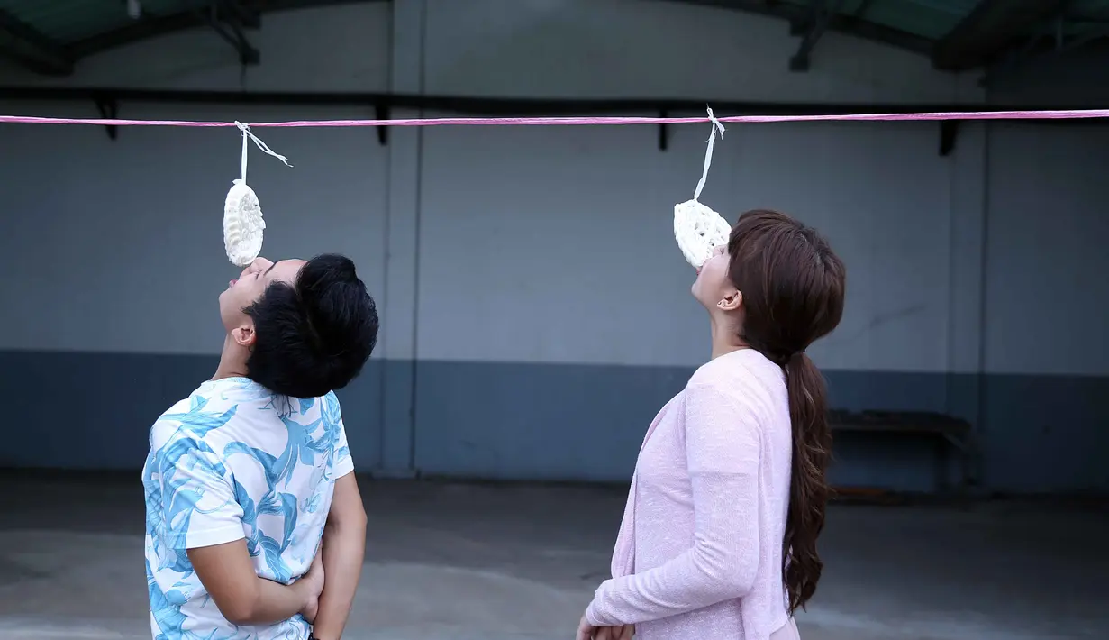 Menurut pendapat Randy Martin-Cassandra Lee, permainan lomba makan kerupuk adalah yang paling ditunggu-tunggu. Selain seru dan penuh konsentrasi, lomba tersebut sangat memorable. (Nurwahyunan/Bintang.com)