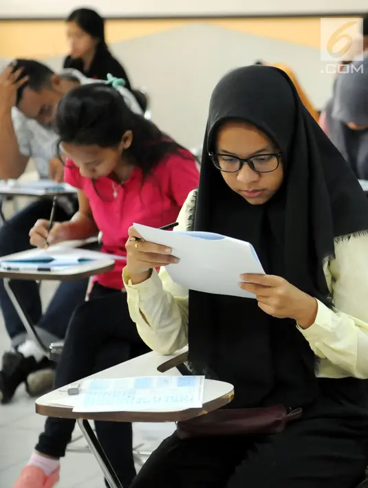 Peserta melihat soal SBMPTN 2018 di Kampus Universitas Islam Negeri (UIN) Syarif Hidayatullah, Tangerang Selatan, Selasa (8/5). Sementara 14 lainnya merupakan peserta SBMPTN berkebutuhan khusus. (Merdeka.com/Arie Basuki)