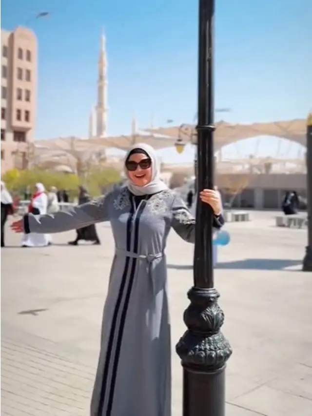 6 Outfit Gamis Sarah Azhari saat Umrah, Kompak Bareng Tia dan Lukman Azhari