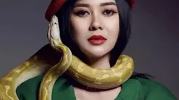 Menjalani pemotretan dengan ular, Aura Kasih selalu memancarkan aura mistis yang begitu kuat. Sudah beberapa kali berpose bareng ular, mantan istri Eryck Amaral ini memang tidak takut dengan hewan melata tersebut. Gayanya selalu santai dan tetap tenang menikmati momen bareng hewan eksotis tersebut. (Liputan6.com/IG/@aurakasih)