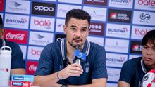 Pelatih Persita Tangerang, Carlos Pena memberikan keterangan kepada awak media dalam sesi konferensi pers selepas laga melawan PSM Makassar di Stadion Gelora BJ. Habibie, Parepare, Senin (2/3/2026). (Dok. Persita)