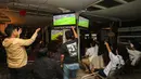 Reaksi fans Arsenal saat Bukayo Saka dilanggar di dalam kotak penalti saat Roaring Night Liga Inggris antara West Ham melawan Arsenal yang berlangsung di Triboon, Cilandak, Jakarta Selatan, Minggu (11/02/2024) malam WIB. (Bola.com/Bagaskara Lazuardi)