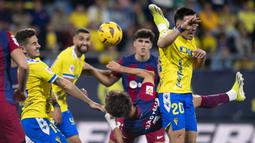 Pemain Barcelona, Joao Felix, melepaskan tendangan saat melawan cadiz pada laga pekan ke-31 La Liga 2023/2024, di Stadion Nuevo Mirandilla, Minggu (14/4/2024). Pemain asal Portugal itu mencetak gol satu-satunya di laga tersebut. (AFP/Jorge Guerrero)