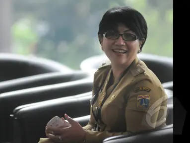 Lurah Gondangdia, Kecamatan Menteng, Jakarta Pusat, Susan Jasmine Zulkilfi  menyambangi Gedung Komisi Pemberantasan Korupsi (KPK), Jakarta, Selasa (27/1/2015). (Liputan6.com/Herman Zakharia)